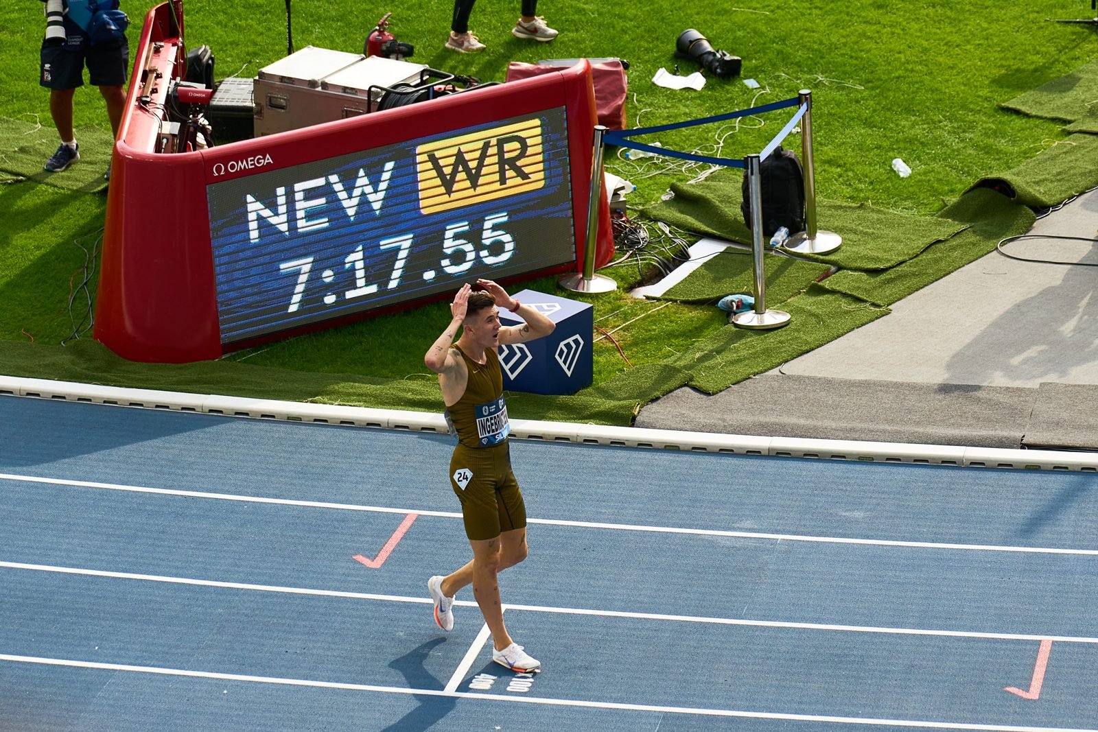 Jakob Ingebrigtsen racing on the track, illustrating the Norwegian method of threshold training